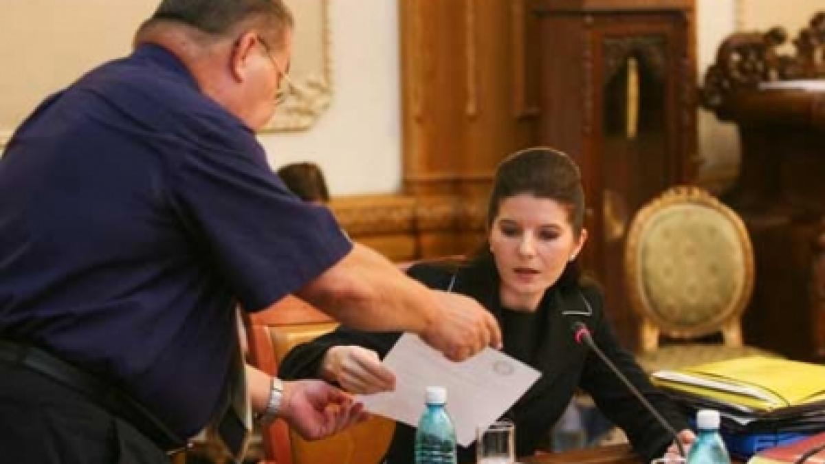 Ridzi, demisă de presă şi un pic de preşedinte