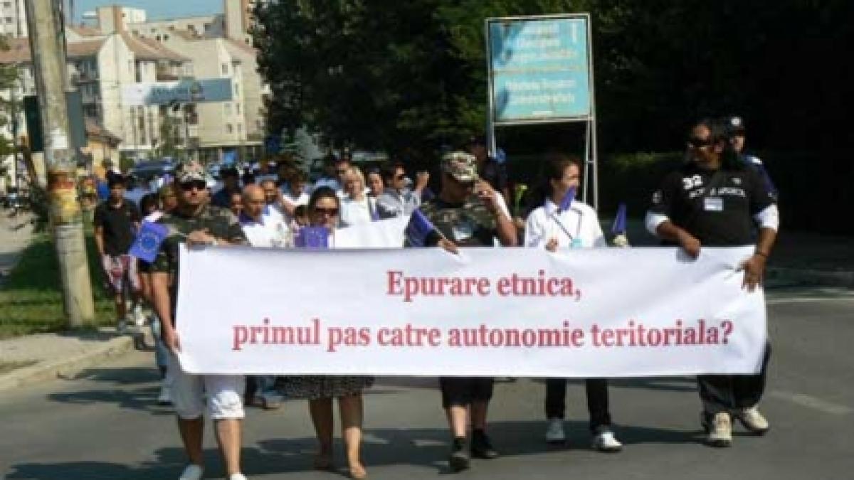 "Problema ţigănească” la Harghita şi şovinii unguri cu cagule