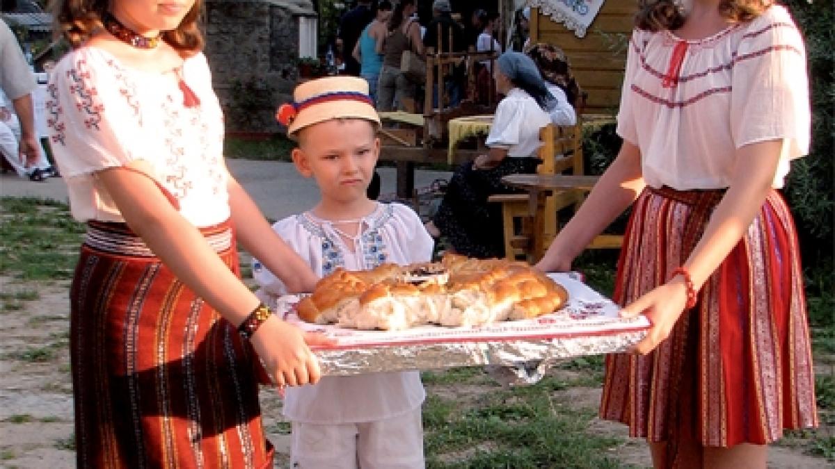Şezătoare în satul de pe malurile Bâscei