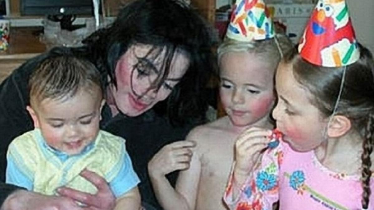 Copiii lui Michael Jackson intră în custodia mamei fostului star