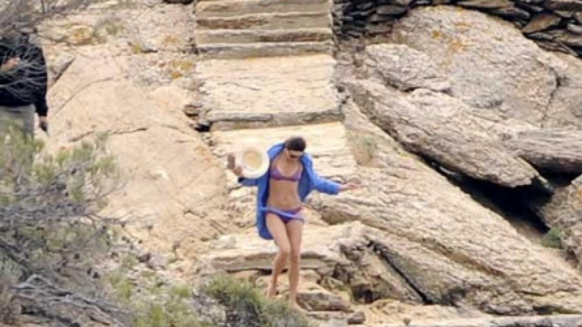 Paparazzi: Cuplul Sarkozy în vacanţă