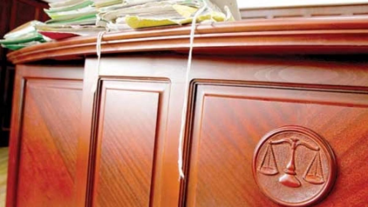 Se îndrăgosti fulgerător şi iremediabil de judecătoare