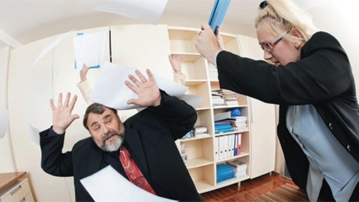 Cum să-ţi enervezi colegii de serviciu