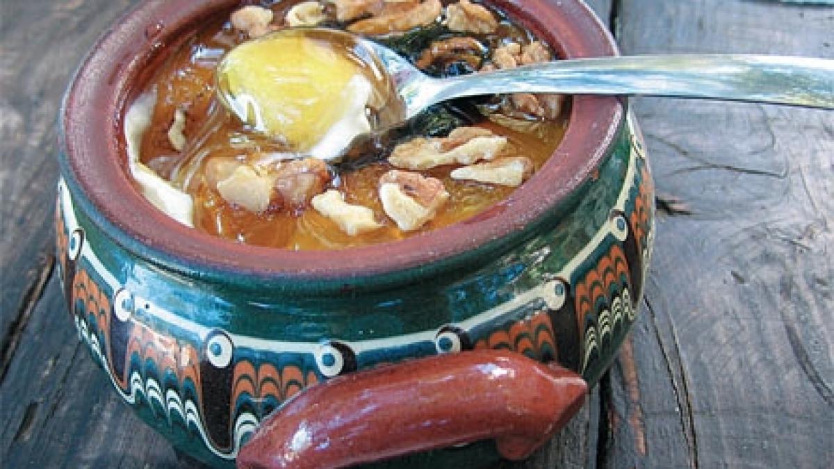 Iaurt, tsipouro şi saganaki