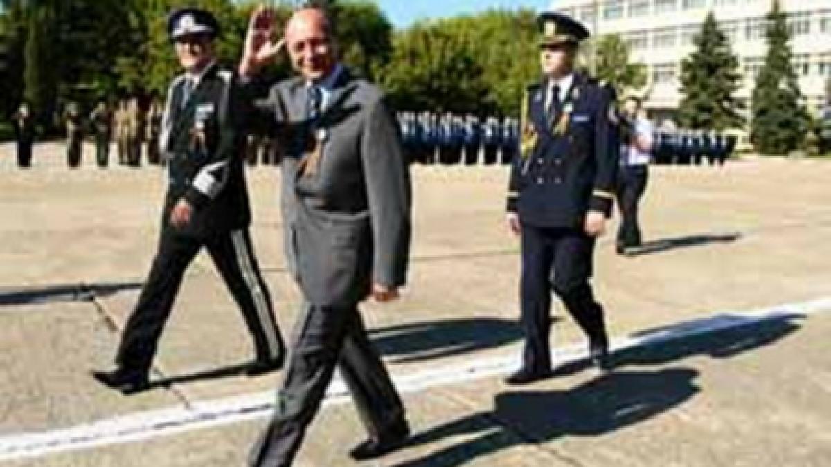 Băsescu recomandă poliţiştilor să "pună mai repede mâna pe armă" 