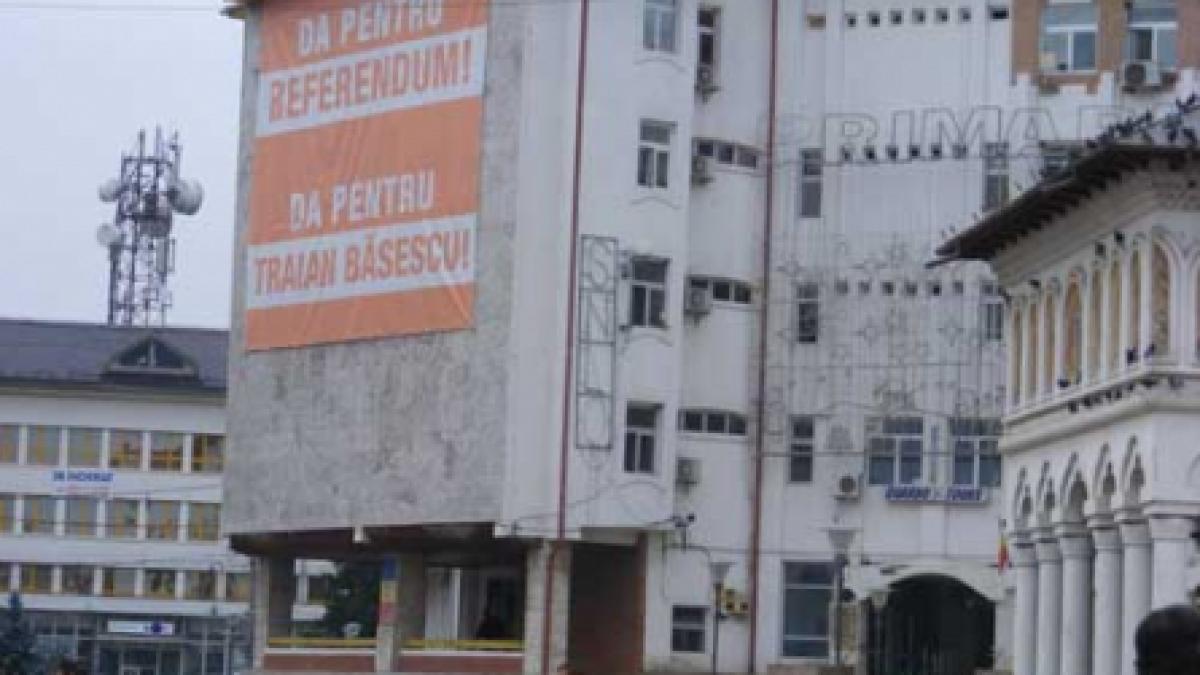 Afişele lui Băsescu cu referendumul, date jos