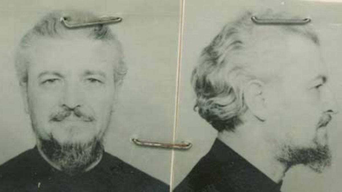 Părintele Benedict se lumina din potir