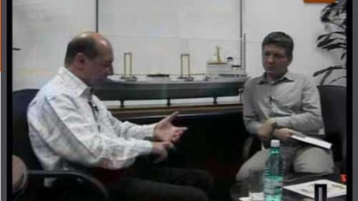 Jucătorul şi extremiştii: Băsescu, intervievat de un vânzător de uşi de garaj