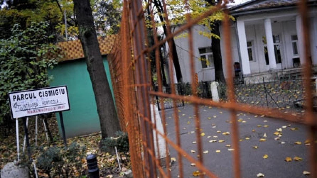 O intrare a Parcului Cişmigiu, blocată