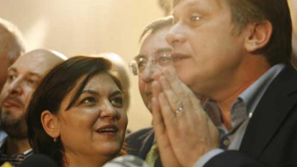 Antonescu acuză mogulii şi sondajele