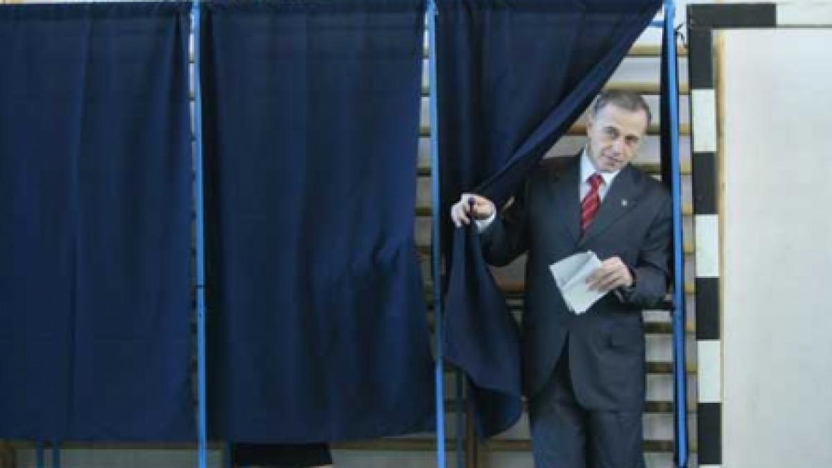 Traian Băsescu – 32,42%, Mircea Geoană – 31,17%