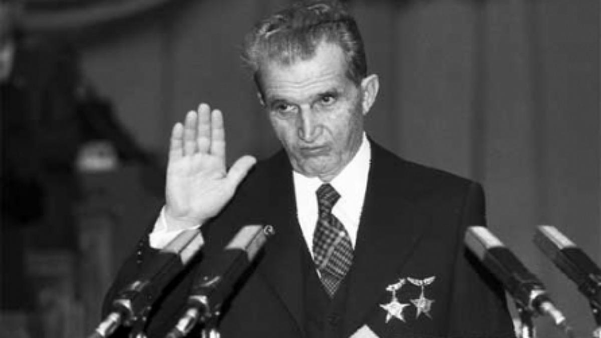 Ceauşescu reales anunţă "visul de aur al comunismului"