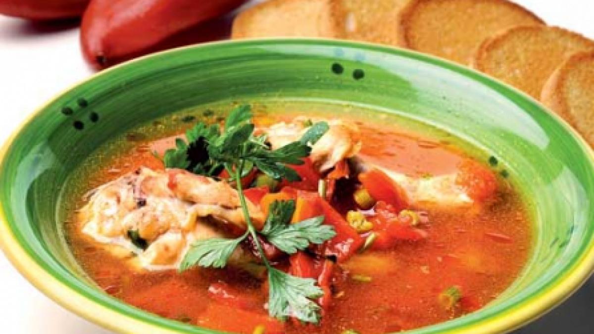 Univers culinar savuros într-o farfurie cu supă