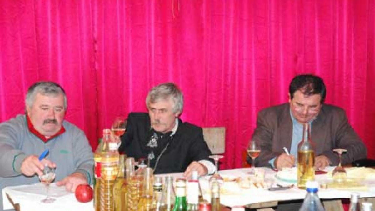 "Aromă de căpşunică în vinu' lu' tata"