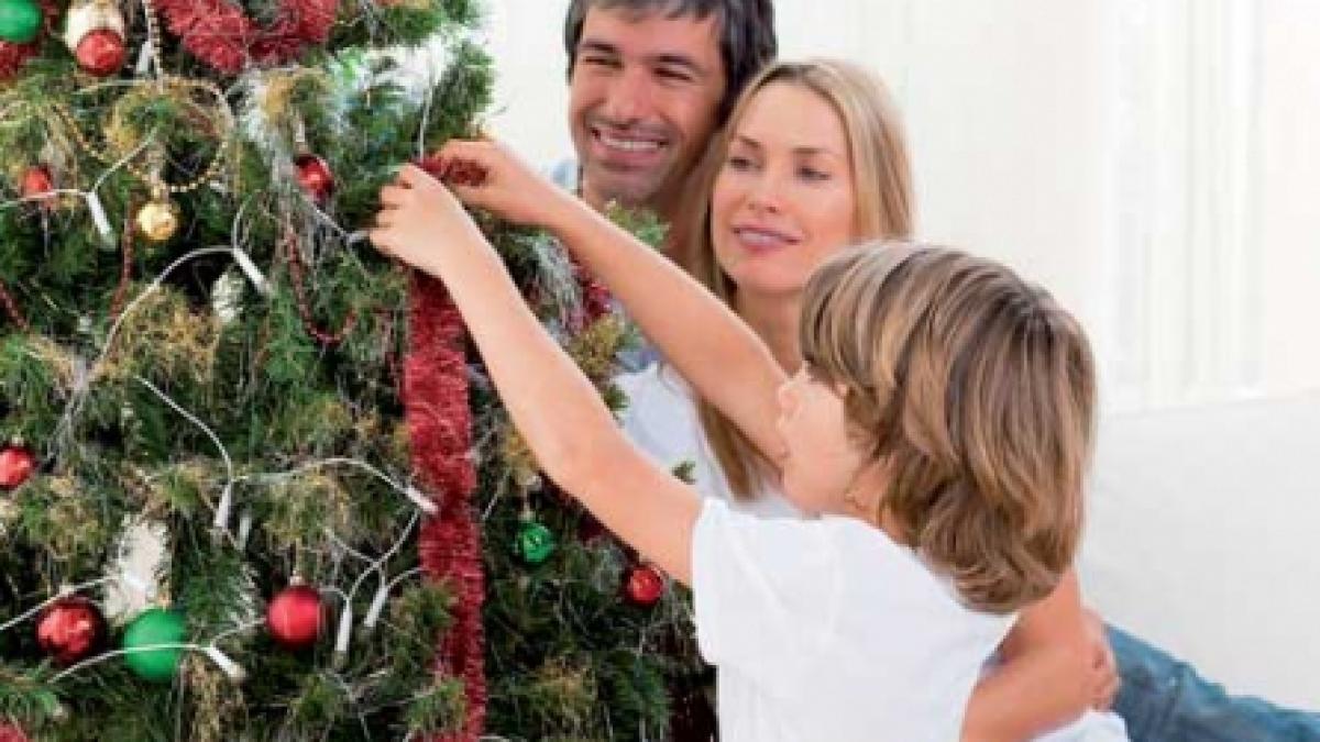 Împodobitul bradului în familie