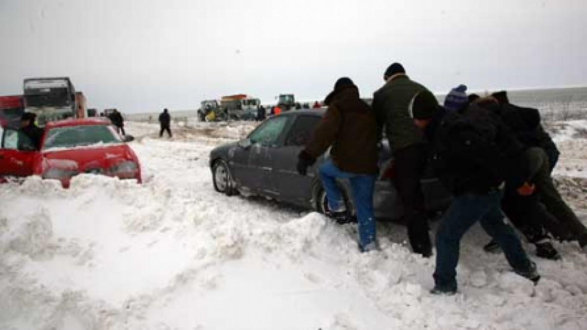 Şi înzăpeziţi, şi cu banii luaţi