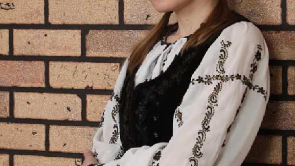 Alisa se lasă prinsă de colinde
