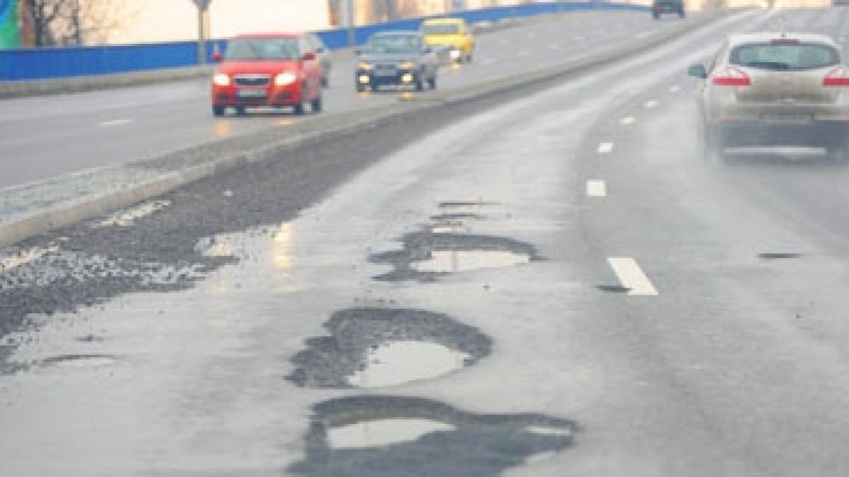 Cratere în asfalt după zăpada de Crăciun