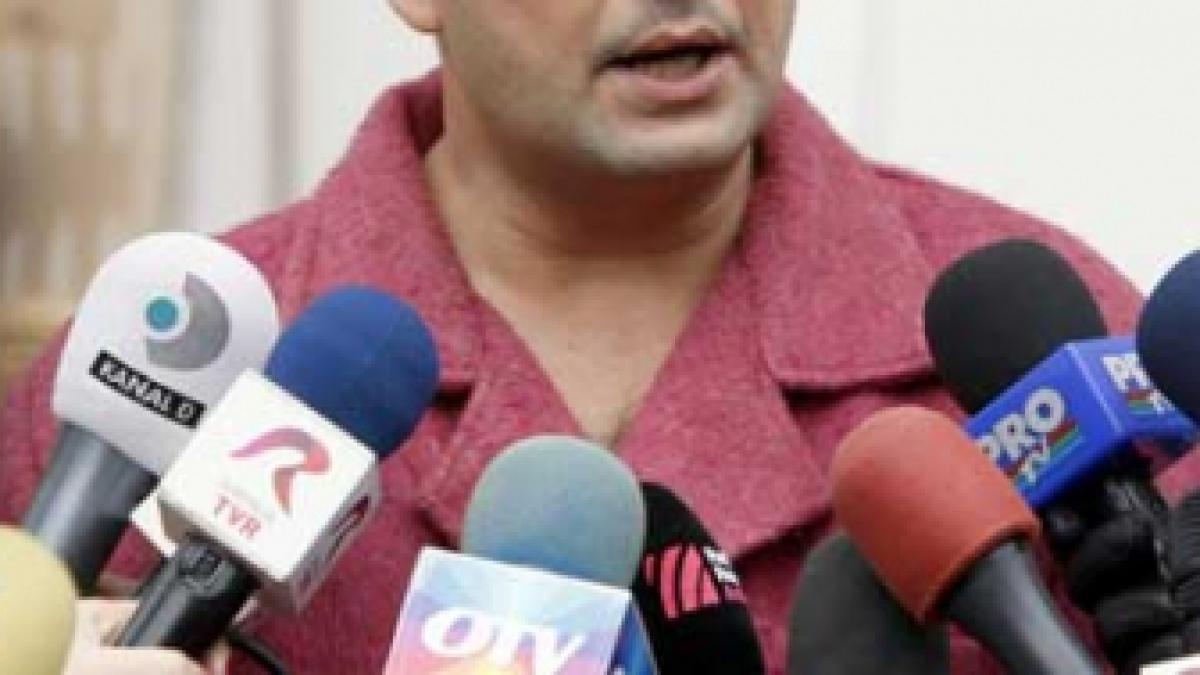 Reporterul frenetic domină intersecţia şi vremea nasoală