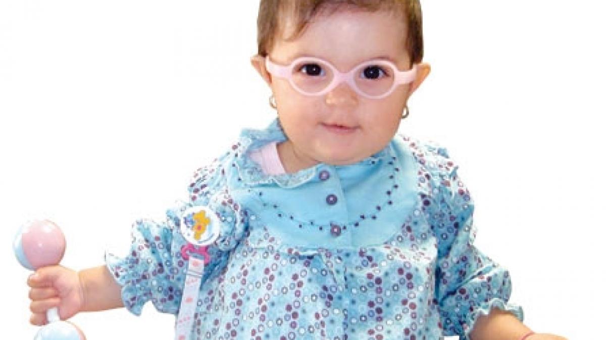 Cu ochii pe ochişorii bebeluşului