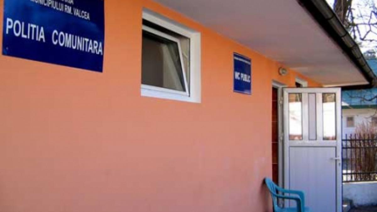 Când necesităţile adâncesc criza: "Să răsune Guţă şi la WC"...