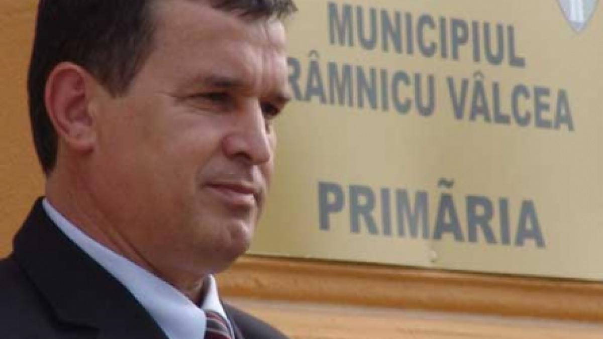 La vârful PD-L se poartă penalii şi cătuşele