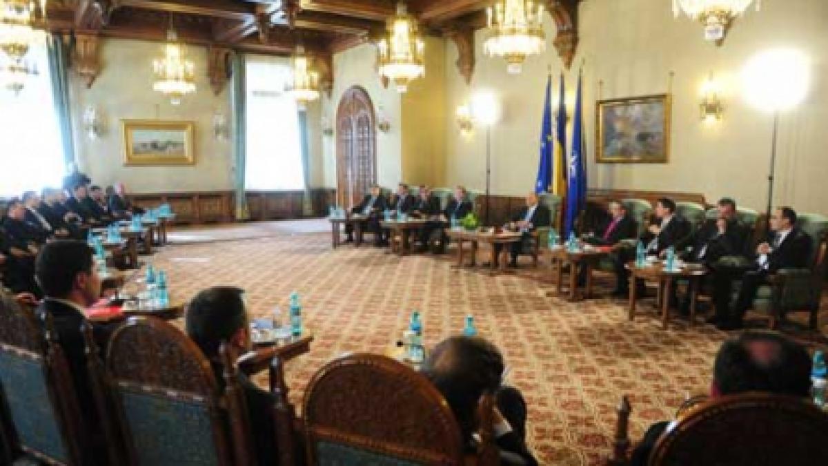 Revizuirea Constituţiei, discutată între prieteni