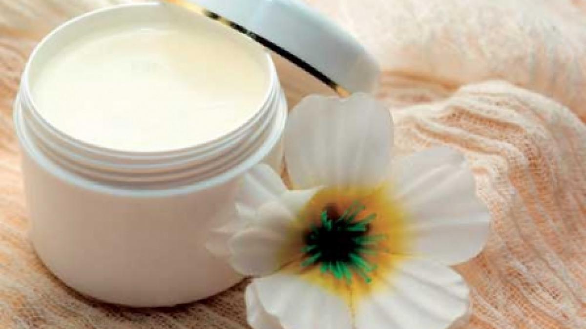 Vaselina cosmetică în loc de rimel