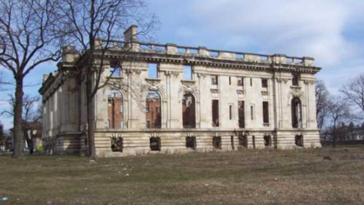 Palatul Trianon, furat bucată cu bucată