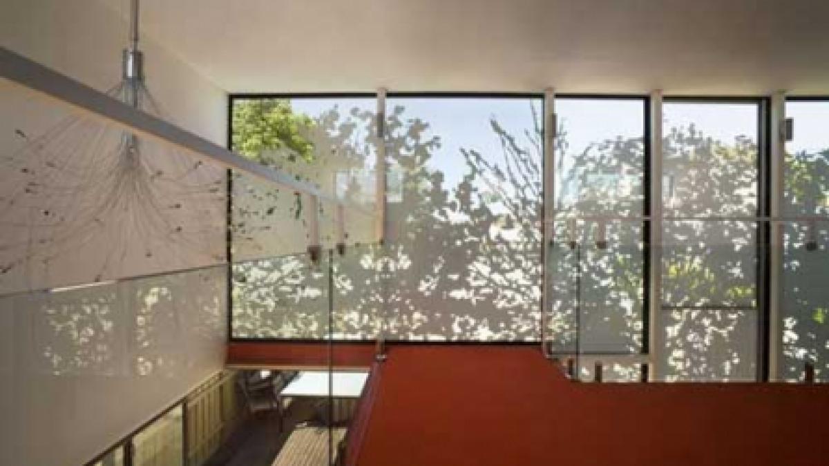Locuinţă modernă cu imprimeu floral aplicat pe faţada principală