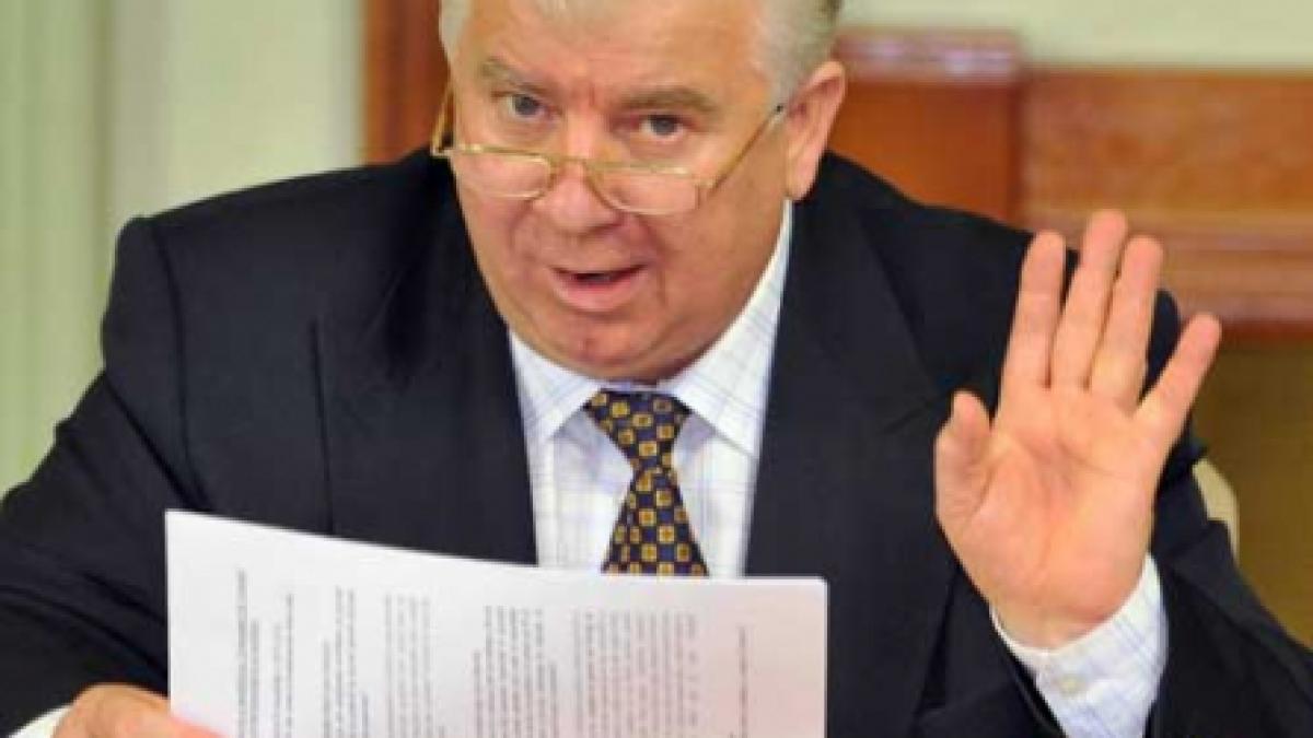Independenţii, dependenţi de dosare şi de slăbiciuni personale