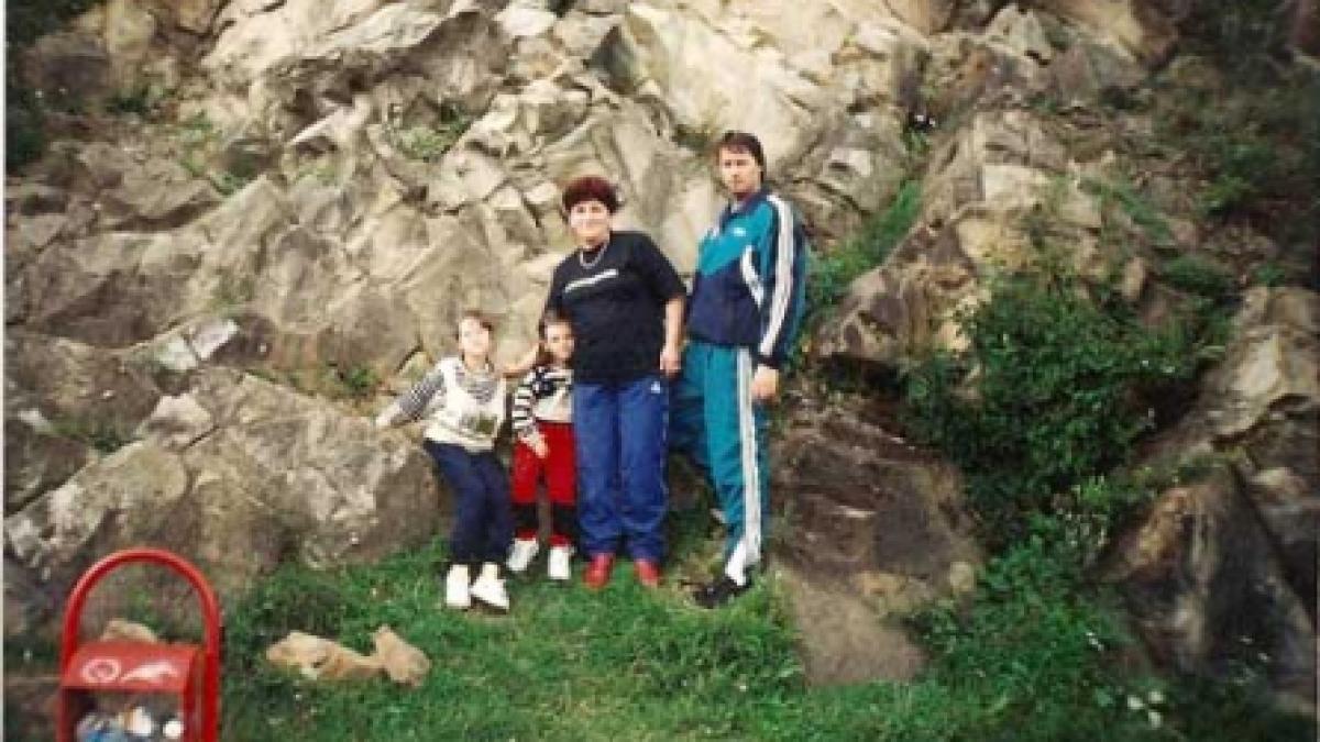 Doi copii i-au făcut praznic mamei lor chiar de ziua ei