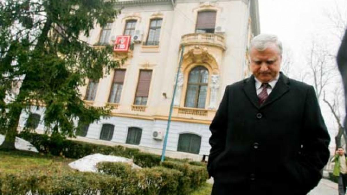 Independenţii, dependenţi de dosare şi de slăbiciuni personale