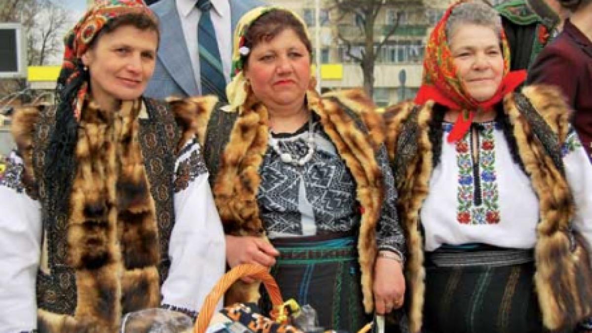 Un moş, o babă...