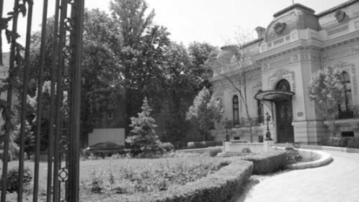 Turnul din Piaţa Lahovari striveşte case-monument