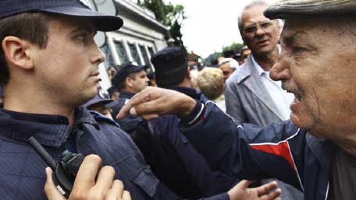 Revoluţia bunicilor: Jos Băsescu!