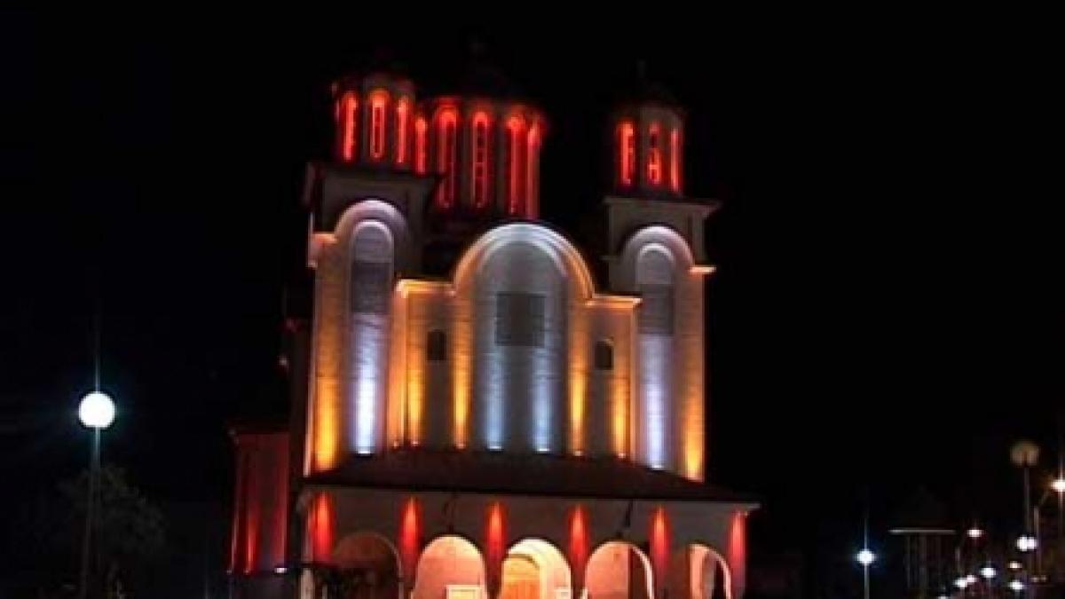 Investiţii de criză: Biserică pictată cu 200.000 de euro pe moşia lui Hoară