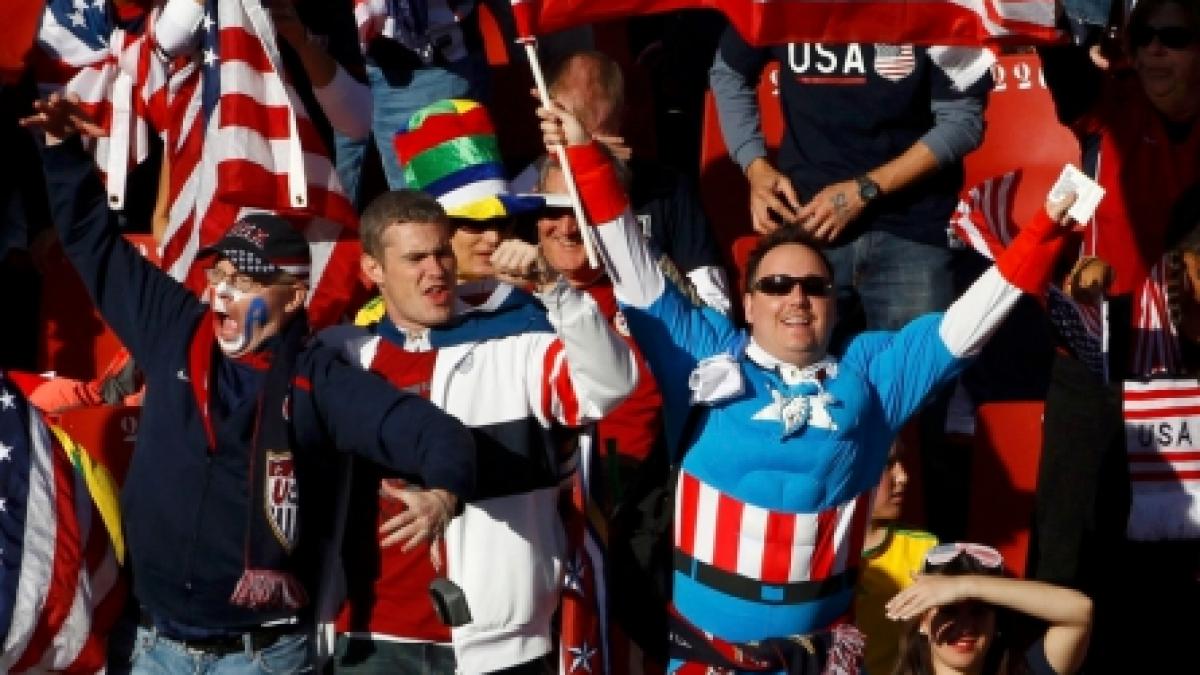 Un infractor prins de un grup de americani în timp ce le fura din casă 