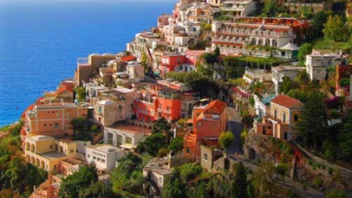 Positano, o destinaţie turistică pentru romantici