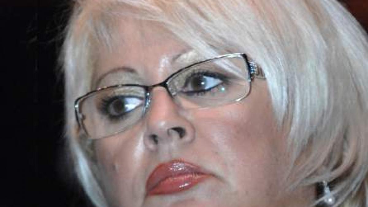 "Nu vă e ruşine?! Şacalilor, hienelor ce sunteţi! N-o să vă mai vină banul?! De aia urlaţi acum?!"