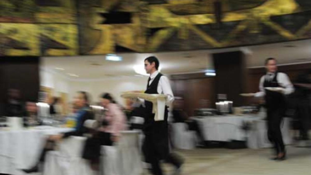 Explore the Romanian waiters sau Fiţi cu ochii pe chelnerii români!