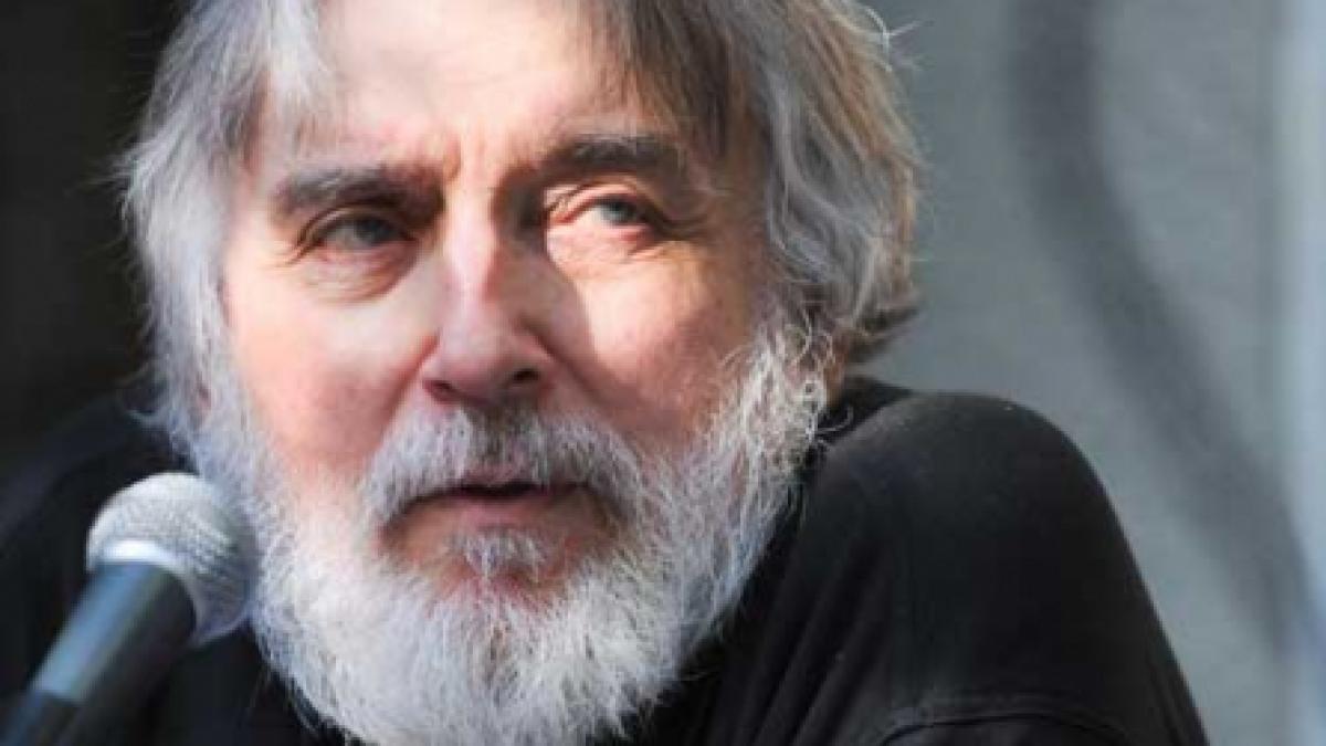 Adrian Păunescu trece Prutul