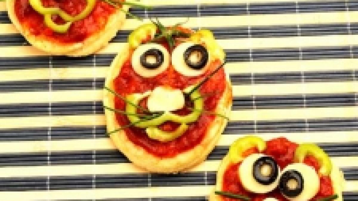 Andu găteşte minipizza pentru petrecere