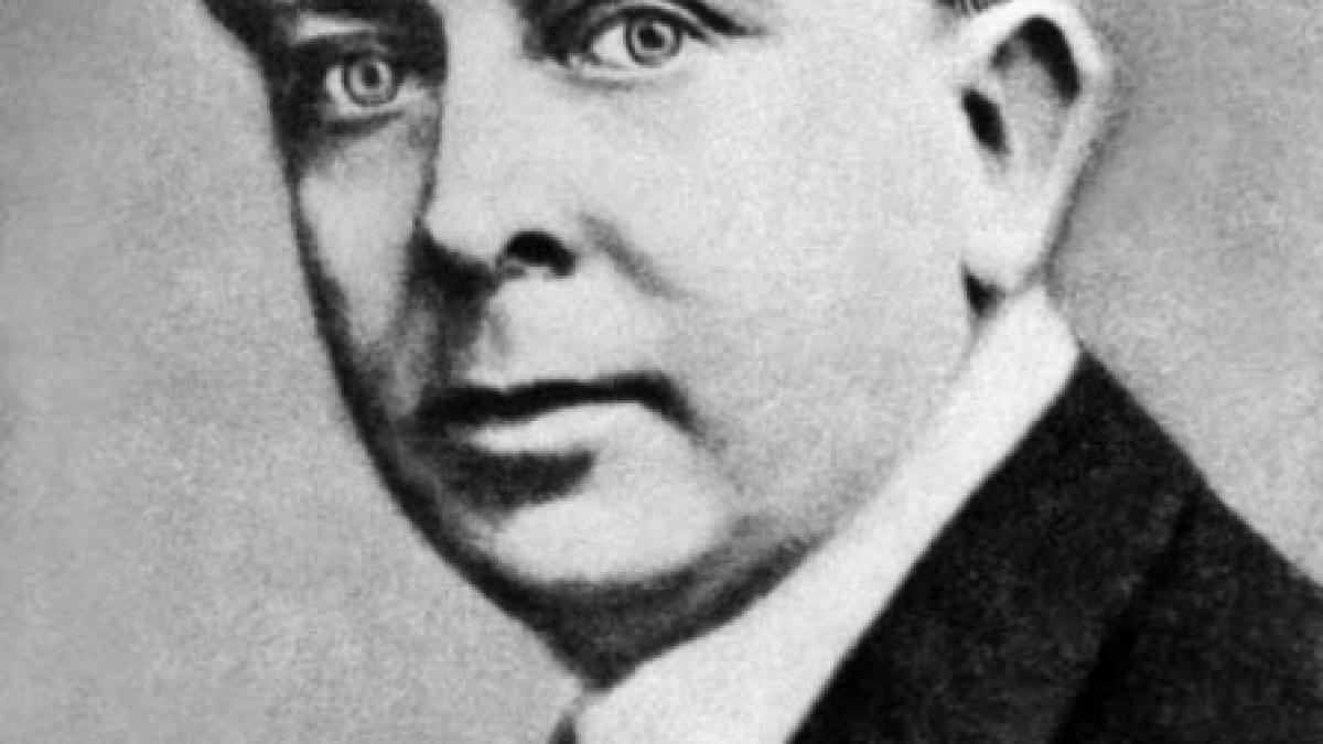 "Poetul care a cântat luptând şi a luptat cântând"