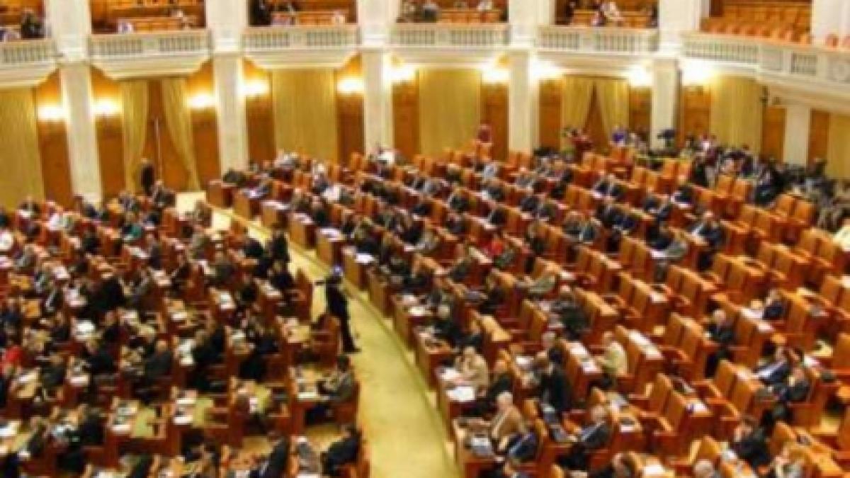 Deputaţii au cârpit salariile din MF