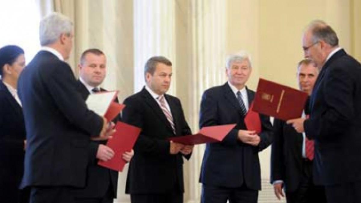 Remanierea Guvernului sau operaţiunea "Fă-te că-ţi pasă!"
