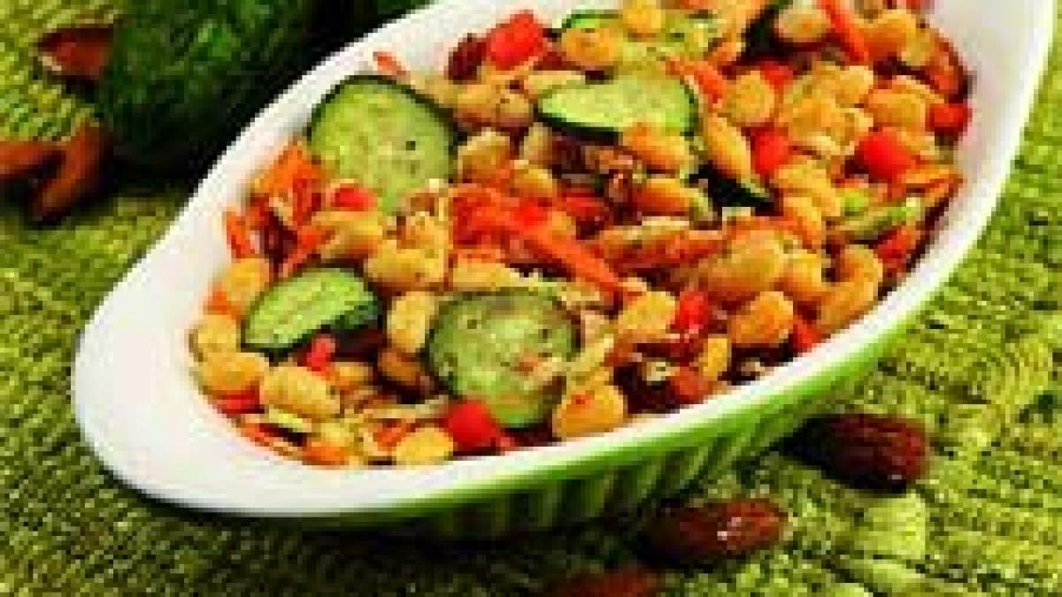 Salată de legume cu migdale