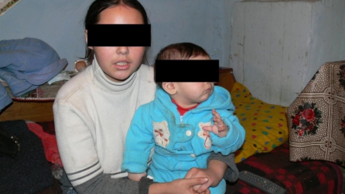 Copii abandonaţi şi înfometaţi de părinţi