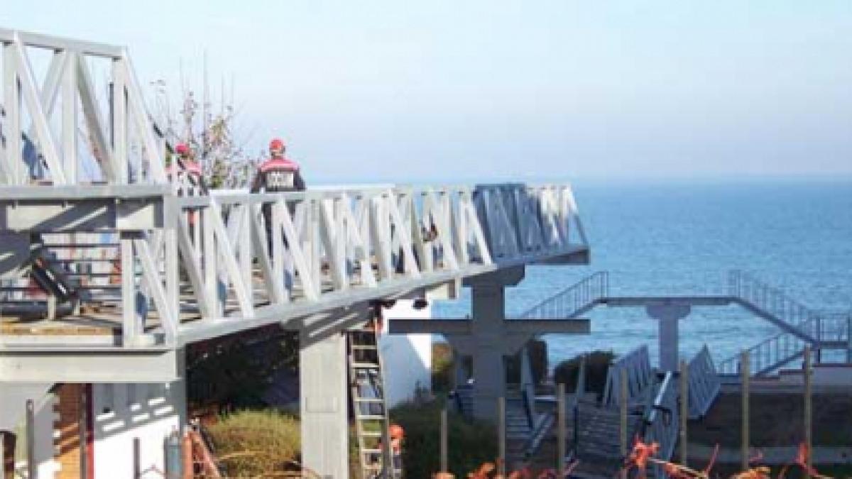 La Costineşti, Ministerul Dezvoltării demolează în duşmănie