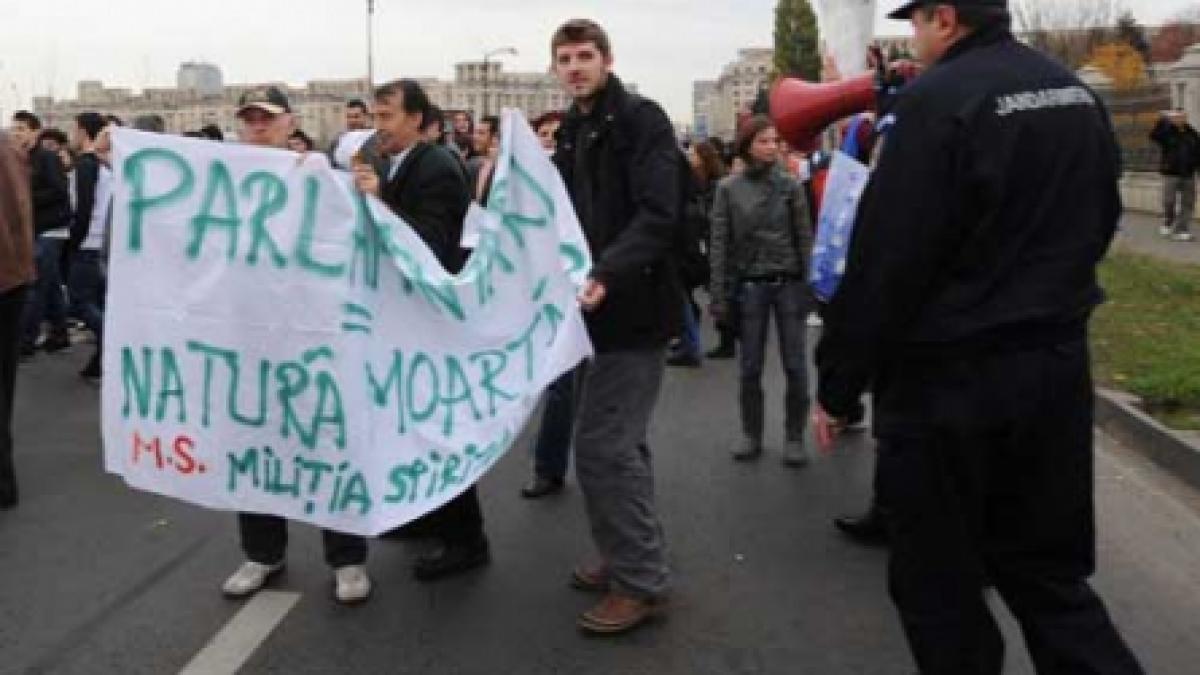 Protest spontan în faţa Parlamentului